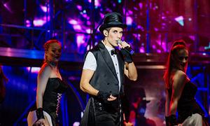 賽琳娜歌舞表演