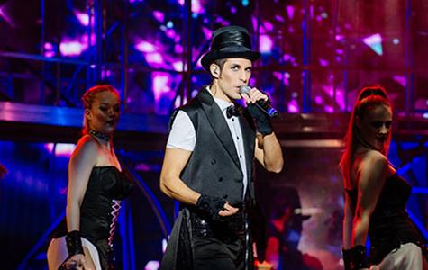 賽琳娜歌舞表演